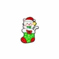 Simpatica spilla smaltata gatto di Natale, design calza festiva, spilla in metallo 3.2x2.3cm. - Gatto Bianco In Calza Di Natale (CZ4602-5)