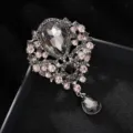 Nahaufnahme einer Vintage Kristall Strass Anhänger Brosche in Silber mit grauen und rosa Steinen. - Grauer Stil (YNCP3056) / Grau