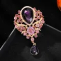 Elegante vintage Kristall Anhänger Brosche mit tief violetten Strass Steinen in Gold. - Lila