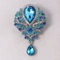 Detaillierte Nahaufnahme einer glamourösen blauen Kristall-Strass-Brosche, eleganter Schmuck. - Hellblau