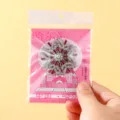 Broche de cristal de copo de nieve en embalaje rosa, accesorio de moda elegante. - Plateado Rojo
