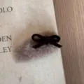 Detailansicht braune Plüsch Haarklammer mit dunkler Samtschleife, weiches Winter Haaraccessoire. - Hellkaffee Schleife Haarklammer