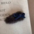 Braune flauschige Haarspange mit dunkelblauer Samtschleife, weiche Textur und süßer Stil. - Dunkelgraue Schleife Haarklammer