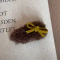 Detaillierte Ansicht der braunen Plüsch-Haarspange mit weicher Textur und gelber Schleife. - Dunkelkaffee Schleife Haarklammer
