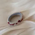 Coletero de punto vista de detalle con bonitos corazones rojos y geométricos motivos. - Anillo de Pelo de Perro Azul