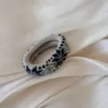 Coletero tejido con patrón retro, suave accesorio para el cabello de invierno para mujeres y niñas. - Copo de Nieve Azul