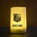 Vue detaillee de la veilleuse LED Justice League, avec un design rectangulaire lumineux. - Style 1