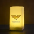 Veilleuse Wonder Woman de DC Comics en détail, jolie lampe de bureau lumineuse pour déco. - Style 2