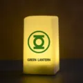 Veilleuse LED Green Lantern vue de détail montrant le logo lumineux et son design. - Style 5