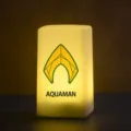 Veilleuse LED logo Aquaman vue de detail, lampe de table rectangulaire a lumiere jaune chaude. - Style 6