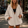 Vista detallada de la chaqueta informal de color liso con capucha y cómoda cremallera. - Albaricoque Beige