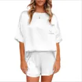 Detalle del pijama de efecto seda blanca, camiseta manga corta con bolsillo y short cómodo. - S / Parte Superior Y Inferior / Blanco
