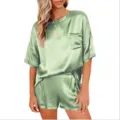 Detalle de conjunto de pijama de satén con top de manga corta con bolsillo y shorts. - S / Parte Superior Y Inferior / Verde Frijol