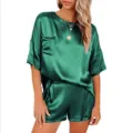 Detalle de pijama de satén verde, top de manga corta con bolsillo y pantalón corto a juego. - S / Parte Superior Y Inferior / Verde Oscuro
