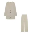 Λεπτομέρεια από πλεκτό σετ loungewear σε μπεζ χρώμα, μαλακή ζακέτα και παντελόνι. - S / Σετ / Χακί
