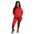 Detailansicht des roten Kapuzenpullovers und der Jogginghose, bequeme Freizeitkleidung. - S / Oberteil und Unterteil / Rot