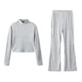 Primer plano detallado del conjunto de punto acanalado gris, textura y tejido fino. - S / Gris