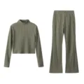Conjunto de punto acanalado verde con top de cuello alto y manga larga y pantalón acampanado. - S / Verde Militar