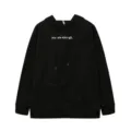Vista detallada de la sudadera con capucha negra con estampado en el pecho y bolsillo. - XS / Tops / Negro