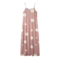 Primer plano de los detalles del estampado floral y tirantes finos en el vestido largo rosa. - S / Vestidos / Caqui