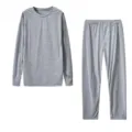 Vista di dettaglio del set grigio tinta unita con top a maniche lunghe e pantaloni lunghi. - Taglia S / Top e Pantaloni / Grigio chiaro