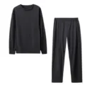 Set top a maniche lunghe e pantaloni tinta unita, vista di dettaglio abbigliamento casual. - Nero
