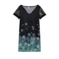 Vue détaillée de la robe noire col V en dentelle pour femme avec imprimé floral. - Bleu