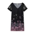 Schwarzes Kurzarm-Spitzenkleid mit V-Ausschnitt und Kirschblütenmuster für Damen. - S / Kleider / Rosa