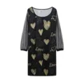Vista detallada de vestido negro para mujer con mangas de tul transparente y corazones brillantes. - Pequeño Corazón Dorado