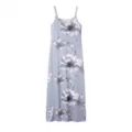 Detalle de vestido largo con tirantes y estampado floral gris, estilo veraniego sexy escotado. - S / Vestidos / Gris