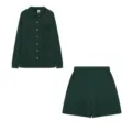 Conjunto de descanso acanalado verde oscuro con camisa de manga larga y pantalones cortos. - Verde Oscuro