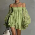 Vestido verde hombros descubiertos encaje manga larga, detalle mesh tirantes finos. - XS / Vestidos / Verde