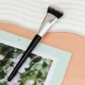 Professioneller abgeschrägter Make-up-Pinsel mit weichen Borsten für makelloses Verblenden. - Schwarz