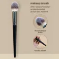 Brocha de maquillaje profesional con cerdas suaves y mango de madera negra para aplicación suave. - Brocha para Iluminador Llama / Negro Brocha Iluminadora de Llama