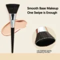 Professional flat foundation brush with soft bristles and wooden handle for smooth makeup. - Mixed Black Hair / Black