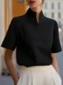Vista dettagliata di una camicia nera a maniche corte con colletto alla coreana unico. - Taglia S / Nero