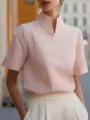 Vista dettagliata della camicia rosa con colletto alla coreana a maniche corte, elegante. - Taglia S / Rosa