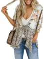 Nahaufnahme des floral bedruckten Chiffon-Oberteils mit V-Ausschnitt und vorderer Bindung. - S / Weiß