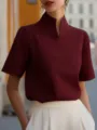 Primo piano dettagliato di una camicia bordeaux a maniche corte con collo coreano. - Taglia S / Borgogna