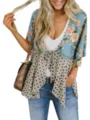 Nahaufnahme des blumigen Chiffon-Cardigans mit Bindeband und feinem Mustermaterial. - S / Hellblau
