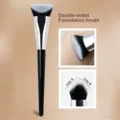 Pinceau fond de teint double face à poils inclinés pour un maquillage parfait. - 1 Pièce/Paquet / Noir