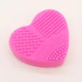 Herzförmige Silikon Pinselreinigungsmatte Detailansicht, rosa Make-up Tool Reinigungspad. - Fuchsia
