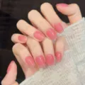 Detaillierte Nahaufnahme mit glänzenden, transparenten rosa Press-on-Nägeln an Händen. - XS / Neuer Kurzer Quadratischer Stil (K21)