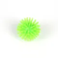 Vista dettagliata della mini palla con punte 30mm, giocattolo antistress da massaggio. - Verde