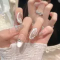 Handgemachte künstliche Nägel mit Magnet-Katzenauge-Effekt und floralen Strass-Details. - Medium Oval / Extra Klein (XS)