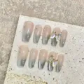 Gros plan détail de faux ongles en dégradé avec strass et nœud papillon en cristal - Très Petit (XS) / 1959-Cercueil Moyen