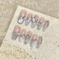 Gros plan d'ongles press-on faits main avec dégradé de paillettes argentées et strass. - Très Petit (XS) / 1915-Cercueil Moyen