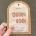 Faux ongles courts faits à la main avec fleurs 3D blanches et détails dorés pour tous les jours. - Très Petit (XS) / 1518-Style Cercueil Extra Court / Blanc