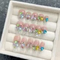 Gros plan détaillé de faux ongles faits main ornés de strass colorés et de paillettes. - Très Petit (XS) / 1828-Cercueil Court