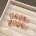 Faux ongles courts faits main rose nude avec papillon argenté et baies rouges art - Très Petit (XS) / 1504-Style Cercueil Extra Court / Rose poudré